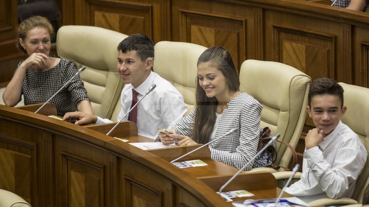 Ziua Internațională a Democrației, marcată cu mult fast la Parlament. Legislativul și-a deschis ușile pentru toți curioșii