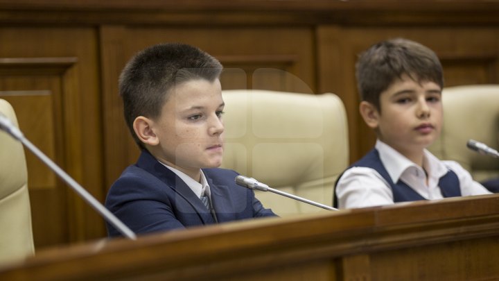 Ziua Internațională a Democrației, marcată cu mult fast la Parlament. Legislativul și-a deschis ușile pentru toți curioșii