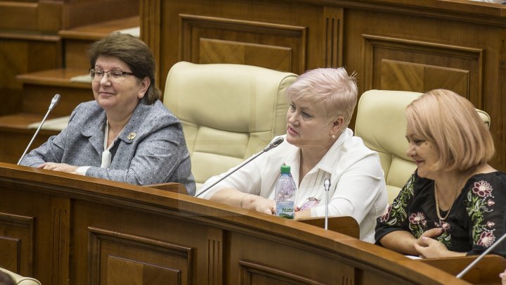 Ziua Internațională a Democrației, marcată cu mult fast la Parlament. Legislativul și-a deschis ușile pentru toți curioșii