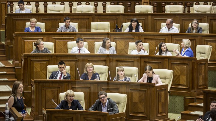Ziua Internațională a Democrației, marcată cu mult fast la Parlament. Legislativul și-a deschis ușile pentru toți curioșii
