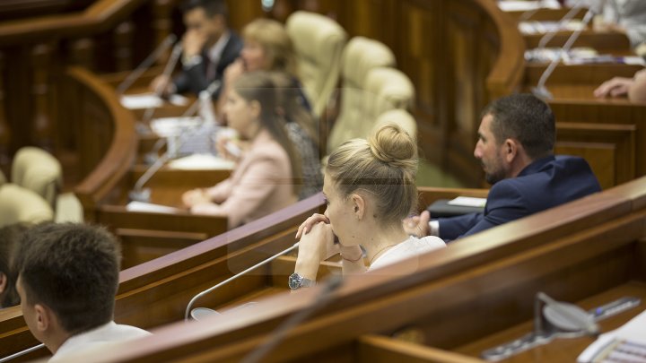 Ziua Internațională a Democrației, marcată cu mult fast la Parlament. Legislativul și-a deschis ușile pentru toți curioșii