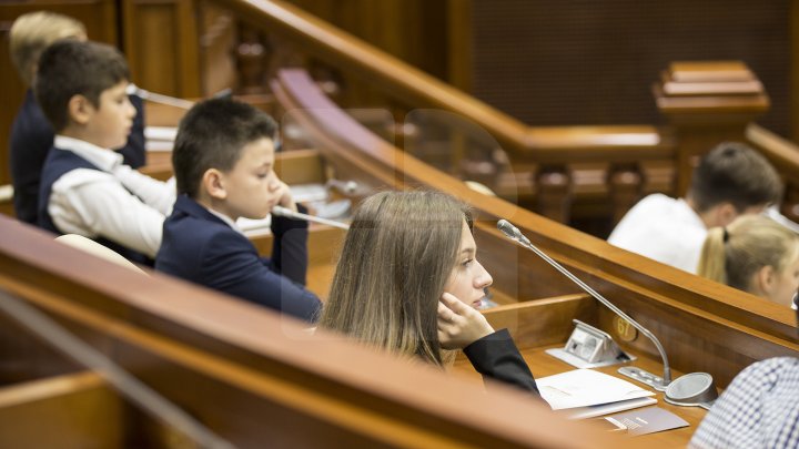 Ziua Internațională a Democrației, marcată cu mult fast la Parlament. Legislativul și-a deschis ușile pentru toți curioșii