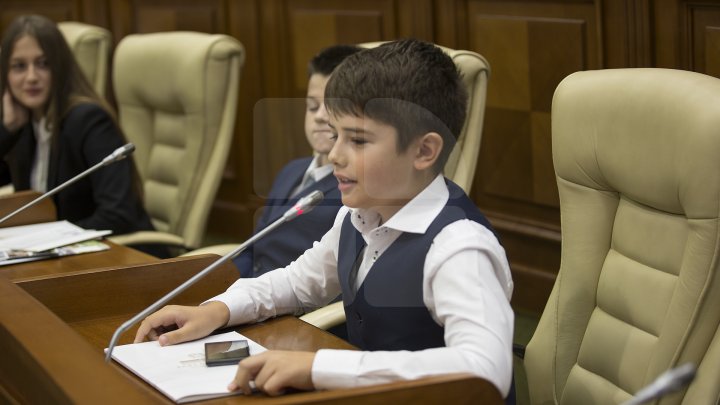 Ziua Internațională a Democrației, marcată cu mult fast la Parlament. Legislativul și-a deschis ușile pentru toți curioșii