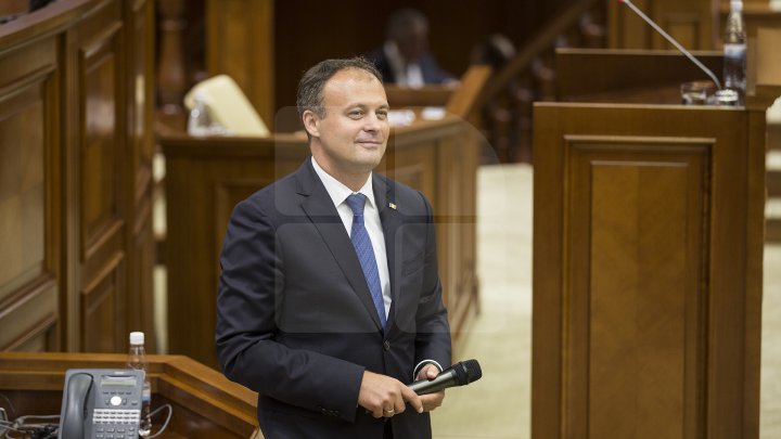 Ziua Internațională a Democrației, marcată cu mult fast la Parlament. Legislativul și-a deschis ușile pentru toți curioșii