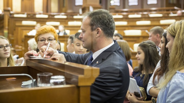 Ziua Internațională a Democrației, marcată cu mult fast la Parlament. Legislativul și-a deschis ușile pentru toți curioșii