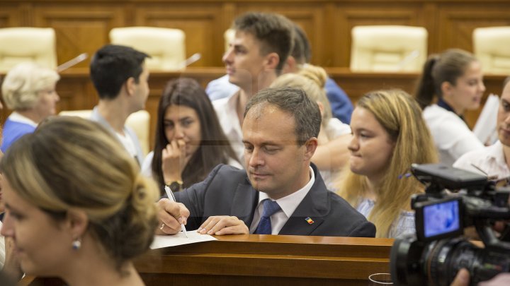 Ziua Internațională a Democrației, marcată cu mult fast la Parlament. Legislativul și-a deschis ușile pentru toți curioșii