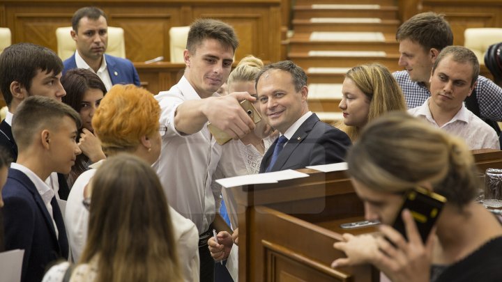 Ziua Internațională a Democrației, marcată cu mult fast la Parlament. Legislativul și-a deschis ușile pentru toți curioșii