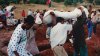 Localnicilor din Madagascar li s-a INTERZIS să mai danseze cu... morții. Ar putea răspândi ciuma (VIDEO ÎNSPĂIMÂNTĂTOR)