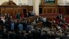 BĂTAIE în Rada Supremă de la Kiev!  Mai mulţi deputaţi au blocat tribuna din legislativ (VIDEO)