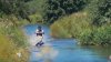 Nebunie pe râu. Câţiva amatori de sporturi extreme s-au distrat, făcând schi pe apă (VIDEO)