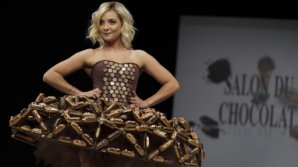 Modă dulce la Paris. Vedetele franceze au defilat în ţinute din ciocolată