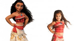 Mimici inedite. O fetiţă model de trei ani imită  personaje celebre (FOTO)