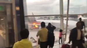 Imagini dramatice: Un avion a luat FOC. Angajatul care încărca bagajele, RĂNIT (VIDEO)