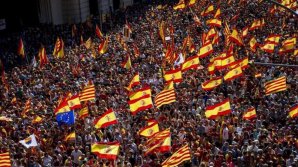 Mii de persoane au ieşit în stradă la Barcelona pentru a se declara împotriva independenţei Cataloniei (VIDEO)
