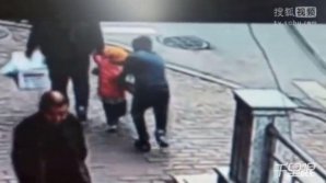 Imagini şocante care a cutremurat internetul. Hoţul a încercat să smulgă un copilul din brațele tatălui (FOTO)