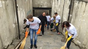 S-au mobilizat şi au făcut ordine! Mai mulţi voluntarii au curăţat pasajul subteran de la Autogara de Sud