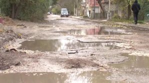 Drumurile proaste din Bălţi împiedică utilitarele să evacueze gunoiul din curţile blocurilor