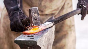Grea şi cu multe riscuri, meseria de fierar este solicitată pe piaţa moldovenească. La ce sunt expuşi meşterii