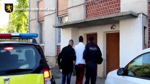 Hoț de apartamente. Un tânăr de 22 de ani a fost reținut după ce a prădat o locuinţă