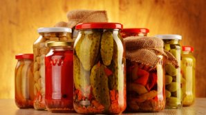 Pregătirile pentru iarnă sunt în toi. Moldovenii îşi fac rezerve de murături şi conserve