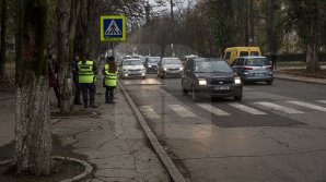 Cei mai tineri pietoni din Capitală au fost învățați cum să traverseze corect strada, dar și cum să dirijeze traficul (FOTO)