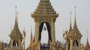 Culorile au revenit în Thailanda. Cetățenii au încheiat oficial perioada de doliu național în memoria fostului rege 