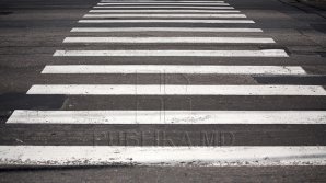 O familie întreagă, la un pas să fie lovită de o maşină pe o trecere de pietoni din Capitală. Cum şi-a salvat mama copiii (VIDEO)