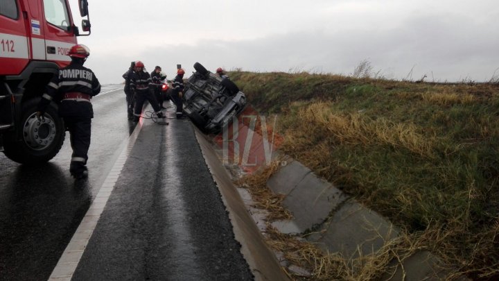 O familie de moldoveni a ajuns la spital după ce maşina în care se aflau s-a răstunat într-un şanţ la Huşi (FOTO)