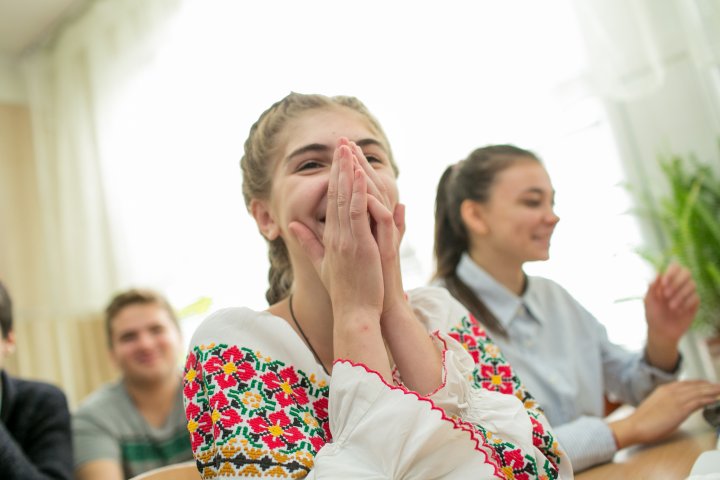 SURPRIZA DE PROPORŢII de care a avut parte o profesoară de la un liceu din Capitală. Elevii, ajutaţi de fundaţia lui Vlad Plahotniuc (FOTO)