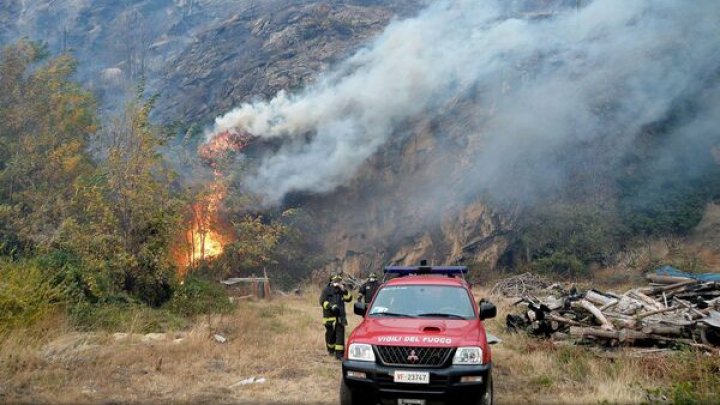 Pojar puternic în Italia. 15 incendii de pădure în nord-estul ţării (FOTO)