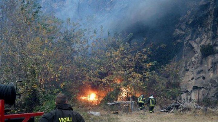 Pojar puternic în Italia. 15 incendii de pădure în nord-estul ţării (FOTO)