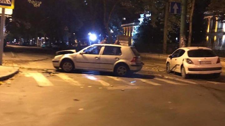 ACCIDENT în centrul Capitalei. Două mașini s-au tamponat violent (FOTO)