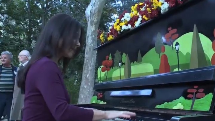 Rita Ursalovschi, prima care a cântat la pianul din parcul Valea Trandafirilor din Capitală (VIDEO)