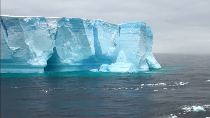 ÎNGRIJORĂTOR! Primele imagini ale icebergului uriaș care s-a desprins de Antarctica