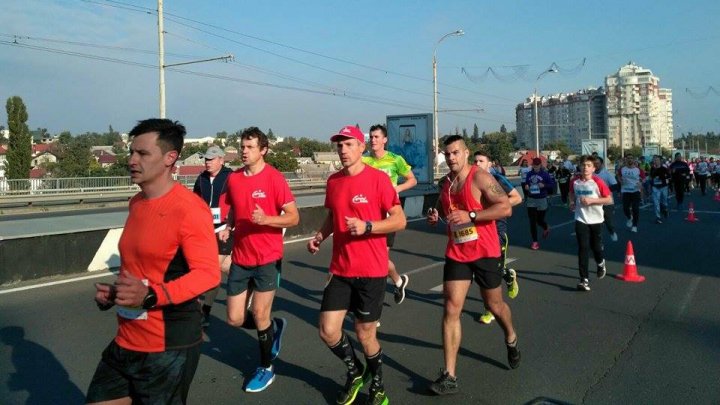 Cel mai important eveniment al anului. Maratonul Internaţional Chişinău atrage mii de participanţi (GALERIE FOTO)