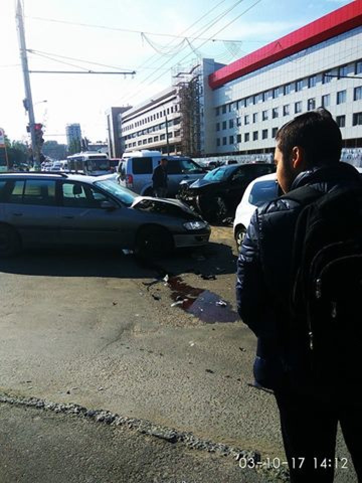 ACCIDENT pe strada Albişoara din Capitală. Trei maşini s-au tamponat VIOLENT (FOTO)