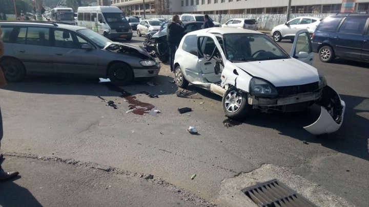 ACCIDENT pe strada Albişoara din Capitală. Trei maşini s-au tamponat VIOLENT (FOTO)