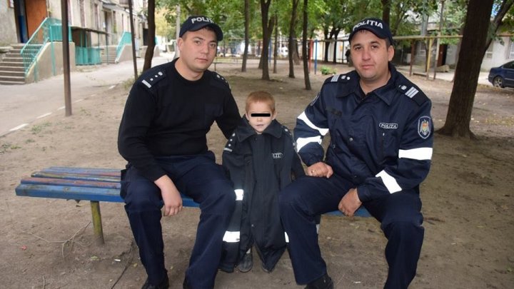 Moment emoţionant! Un copil fără părinţi, hrănit şi îmbrăcat de către poliţiştii din Bălţi