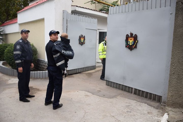 Moment emoţionant! Un copil fără părinţi, hrănit şi îmbrăcat de către poliţiştii din Bălţi