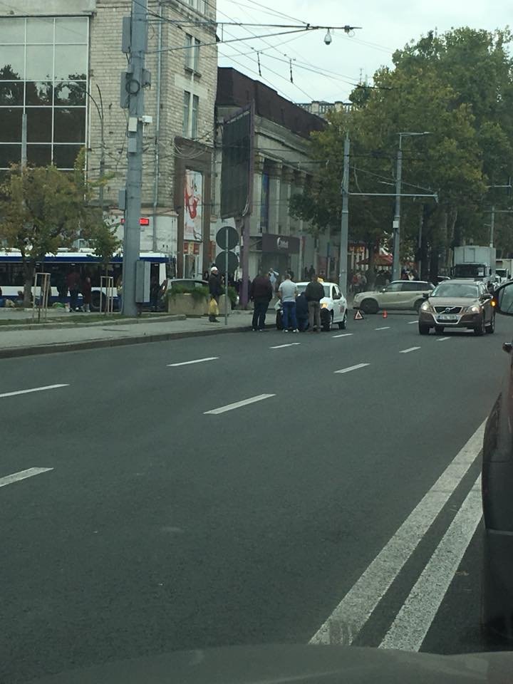 Accident în centrul Capitalei. Un taxi s-a ciocnit violent cu un automobil (FOTO)  