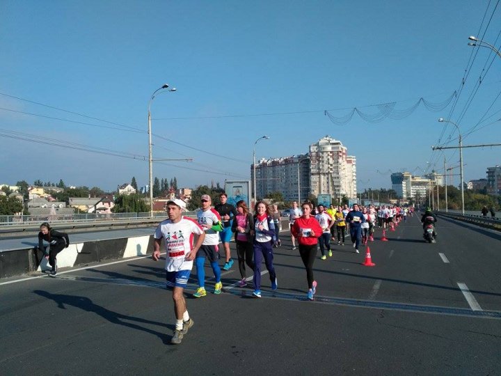 Cel mai important eveniment al anului. Maratonul Internaţional Chişinău atrage mii de participanţi (GALERIE FOTO)