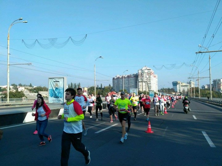 Cel mai important eveniment al anului. Maratonul Internaţional Chişinău atrage mii de participanţi (GALERIE FOTO)