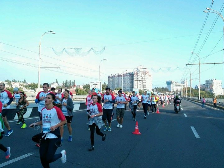 Cel mai important eveniment al anului. Maratonul Internaţional Chişinău atrage mii de participanţi (GALERIE FOTO)