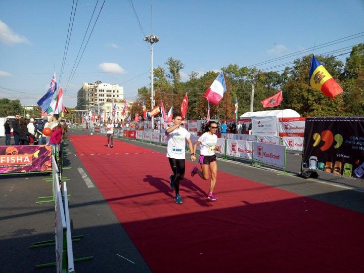 Cel mai important eveniment al anului. Maratonul Internaţional Chişinău atrage mii de participanţi (GALERIE FOTO)