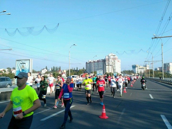 Cel mai important eveniment al anului. Maratonul Internaţional Chişinău atrage mii de participanţi (GALERIE FOTO)