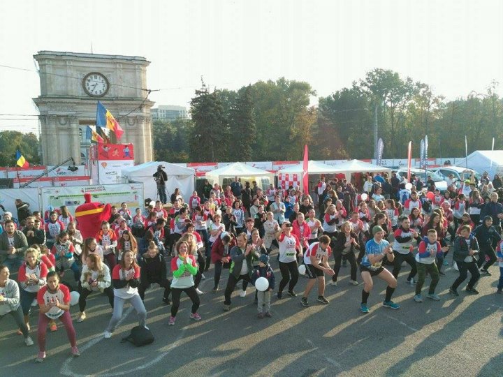 Cel mai important eveniment al anului. Maratonul Internaţional Chişinău atrage mii de participanţi (GALERIE FOTO)