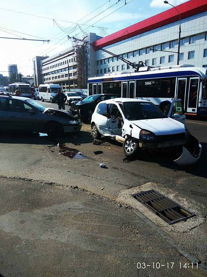 ACCIDENT pe strada Albişoara din Capitală. Trei maşini s-au tamponat VIOLENT (FOTO)