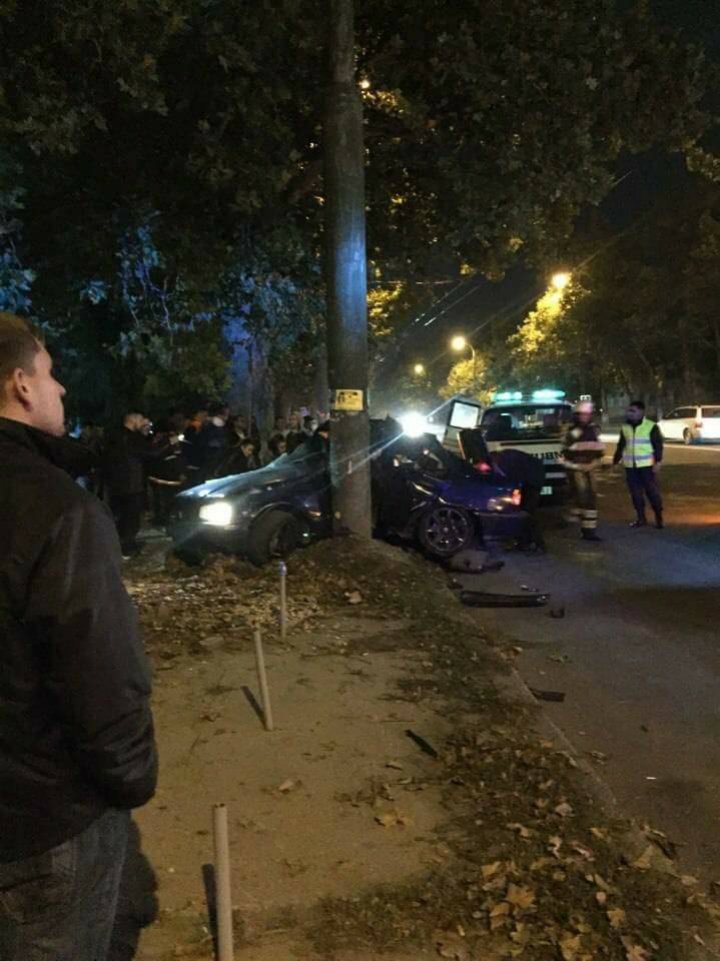 Accident GROAZNIC în Chișinău. Un BMW s-a rupt în două după ce a intrat într-un stâlp din cauza vitezei (FOTO)