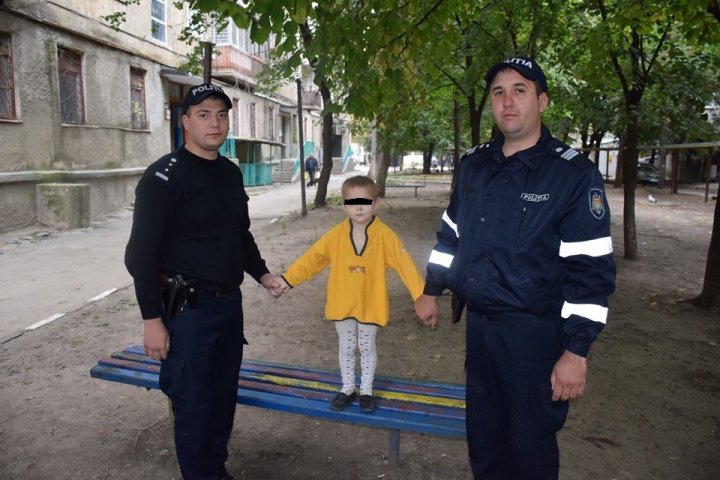 Moment emoţionant! Un copil fără părinţi, hrănit şi îmbrăcat de către poliţiştii din Bălţi