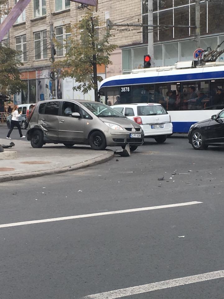 Accident în centrul Capitalei. Un taxi s-a ciocnit violent cu un automobil (FOTO)  